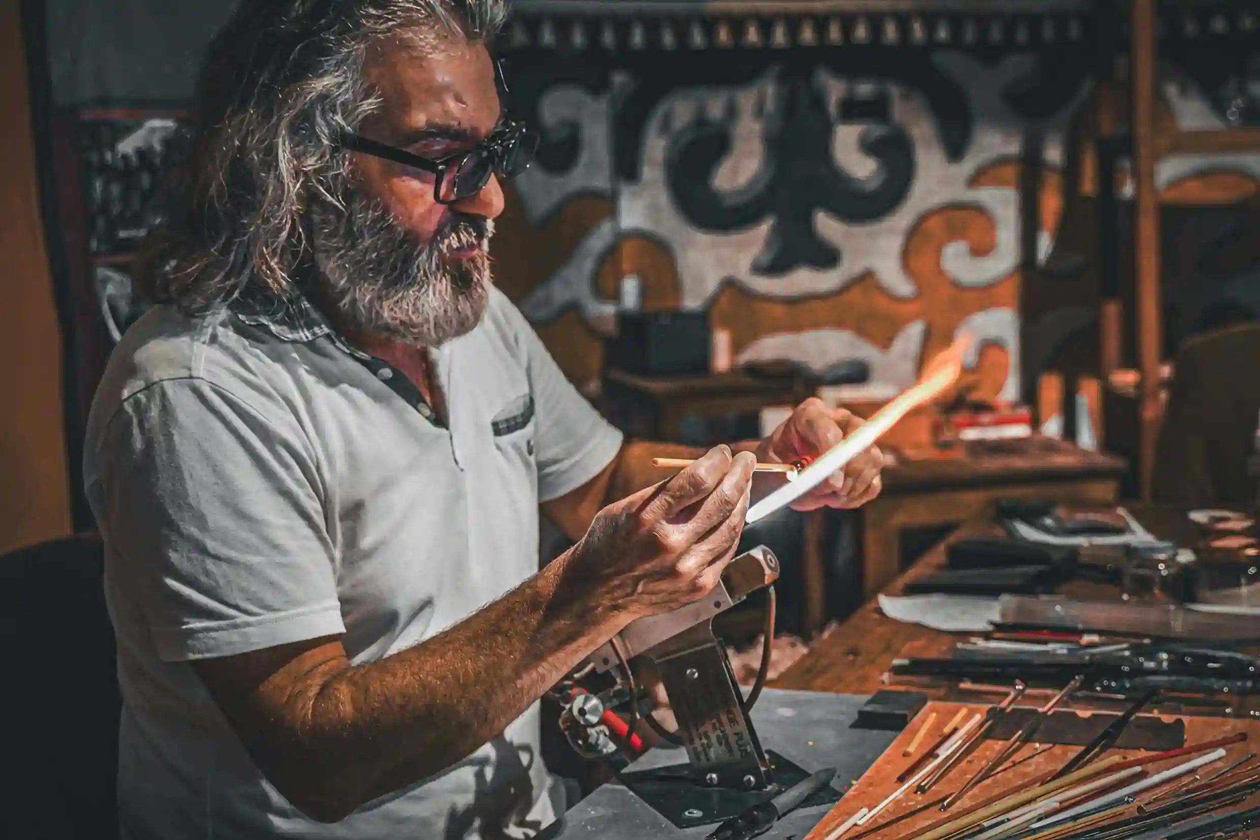 ARTIST & CRAFTSMAN